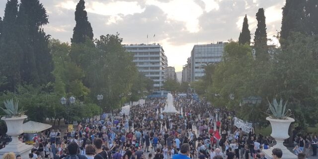 ‘Κάτω τα χέρια από τις ζωές μας’: Συγκέντρωση συμπαράστασης στην Ηριάννα