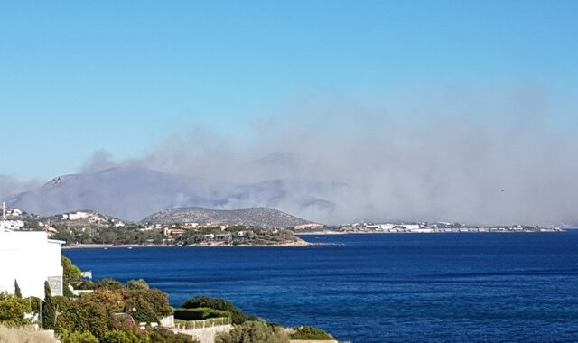 Νέα πυρκαγιά ξέσπασε στα Καλύβια Θορικού ανάμεσα στα σπίτια