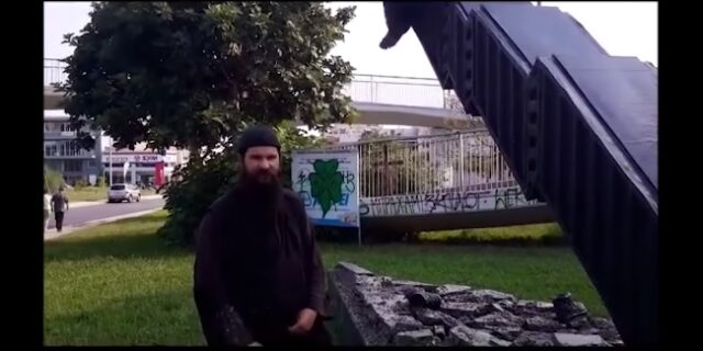 Ο Πατέρας Κλεομένης βανδαλίζει άγαλμα και δεν έχει καθόλου πλάκα