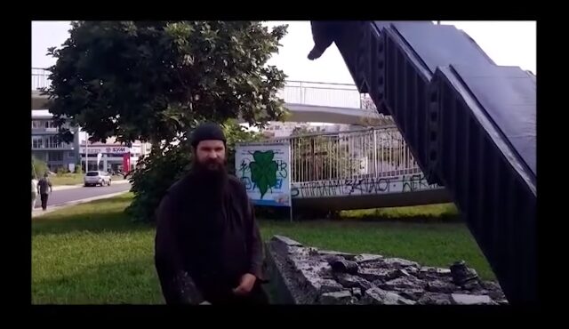Ο Πατέρας Κλεομένης βανδαλίζει άγαλμα και δεν έχει καθόλου πλάκα