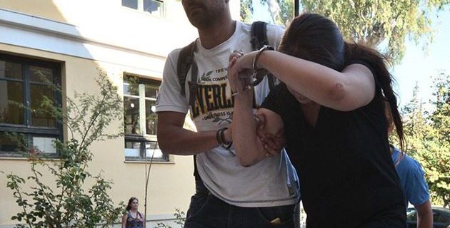 Δικάζεται η 27χρονη που σκότωσε τη σύζυγο του συντρόφου της μπροστά στα παιδιά της