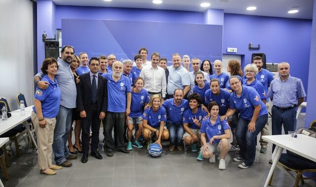 Η συγκίνηση Μητσοτάκη στη συνάντησή του με την Ολυμπιακή Ομάδα Κωφών