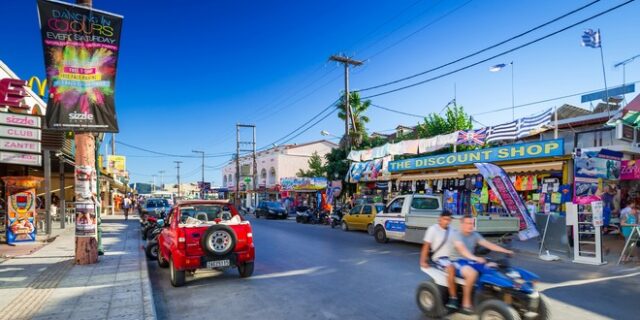Διακοπές στην Ελλάδα με ξύλο, ουσίες και ‘μπόμπες’