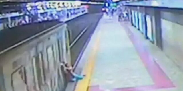 Βίντεο: Οδηγός μετρό τρώει και σέρνει εγκλωβισμένη στην πόρτα επιβάτη