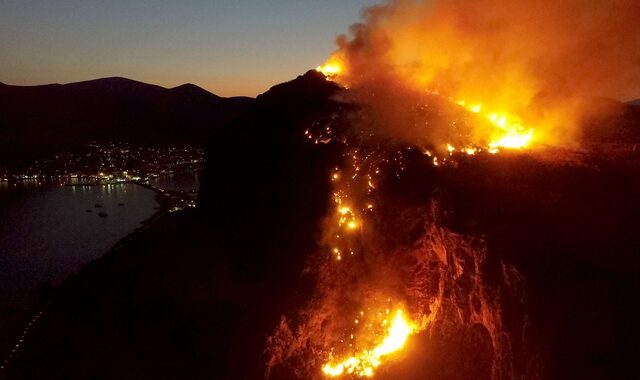 Σε ύφεση η φωτιά στο κάστρο της Μονεμβασιάς