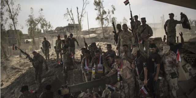 Απελευθερώθηκε η Μοσούλη. Κυματίζει στην παλιά πόλη η σημαία του Ιράκ