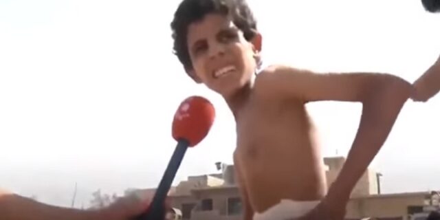 Η φρίκη του πολέμου. Το σκελετωμένο αγοράκι που κρυβόταν σε υπόγειο της Μοσούλης