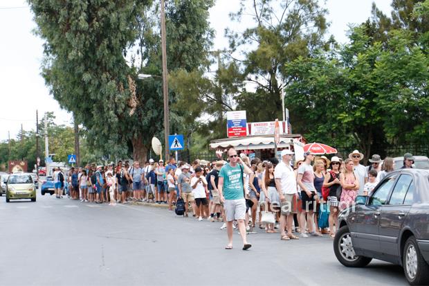 Ατέλειωτες ουρές έξω από την Κνωσσό. Δουλεύει μόνο ένα ταμείο!