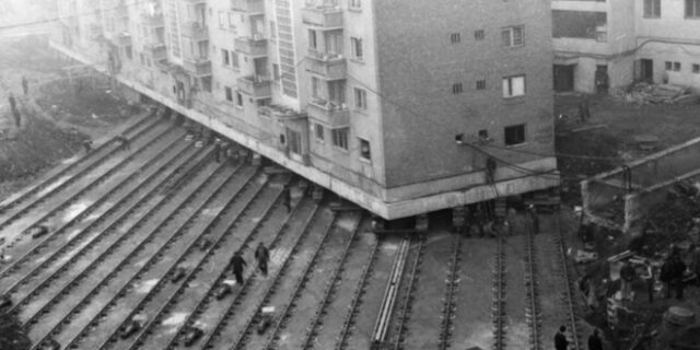 Η απίστευτη μεταφορά κτιρίου 7.600 τόνων στην Ρουμανία πάνω σε ράγες