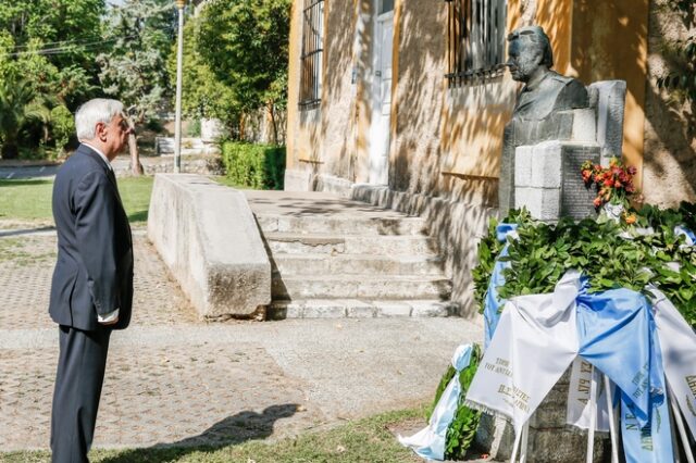 Στεφάνι στην προτομή του Σπύρου Μουστακλή κατέθεσε ο Πρ. Παυλόπουλος