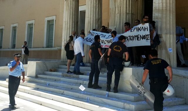 Εισβολή μελών του Ρουβίκωνα στο προαύλιο της Βουλής