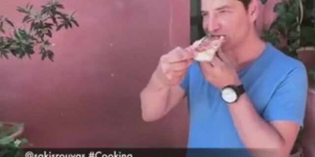 Ξέχνα τα μακαρόνια με κιμά. Ο Σάκης Ρουβάς φτιάχνει σπιτική πίτσα