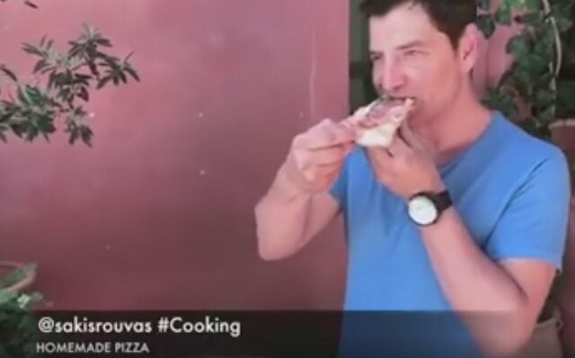 Ξέχνα τα μακαρόνια με κιμά. Ο Σάκης Ρουβάς φτιάχνει σπιτική πίτσα