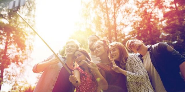 Ποια πόλη του κόσμου απαγόρευσε τα selfie sticks