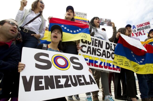 Αναταραχή στη Βενεζουέλα: Υποστηρικτές του Μαδούρο εισέβαλαν στο κοινοβούλιο