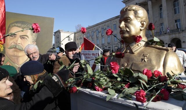 Ο Στάλιν ‘αποκαθηλώνεται’ με εντολή Κρεμλίνου