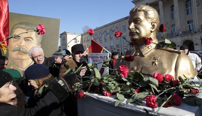 Ο Στάλιν ‘αποκαθηλώνεται’ με εντολή Κρεμλίνου