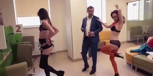 Βίντεο: Δυσαρεστημένος πελάτης τραπέζης διαμαρτύρεται με strippers