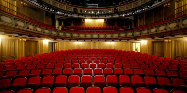 Δώδεκα θεατρικές πρεμιέρες στην καρδιά της άνοιξης