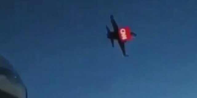 Καμία σωτηρία: Ο Τραμπ παίζει στο Top Gun και εκτοξεύει πυραύλους στο CNN