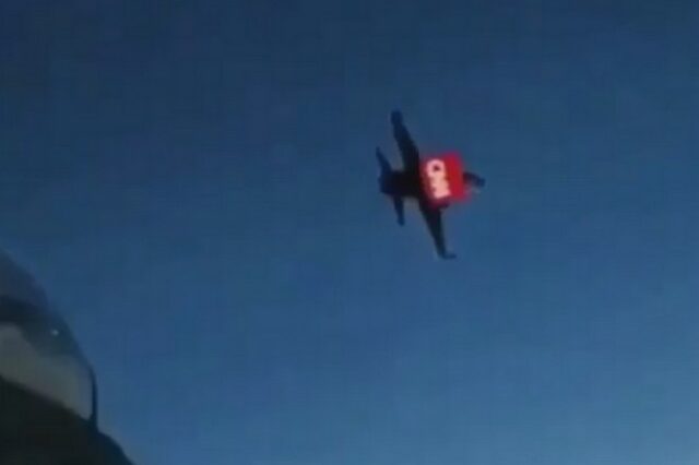 Καμία σωτηρία: Ο Τραμπ παίζει στο Top Gun και εκτοξεύει πυραύλους στο CNN