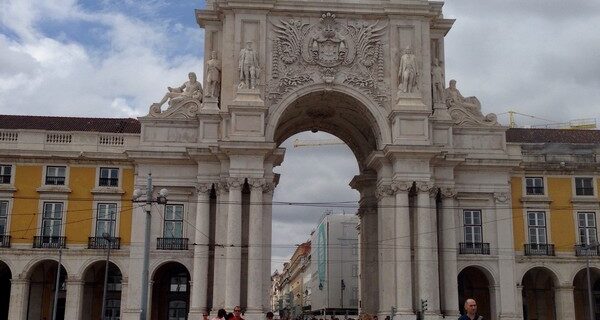 Μνημονιακές ιστορίες: Από την ελληνική κρίση στην Πορτογαλία