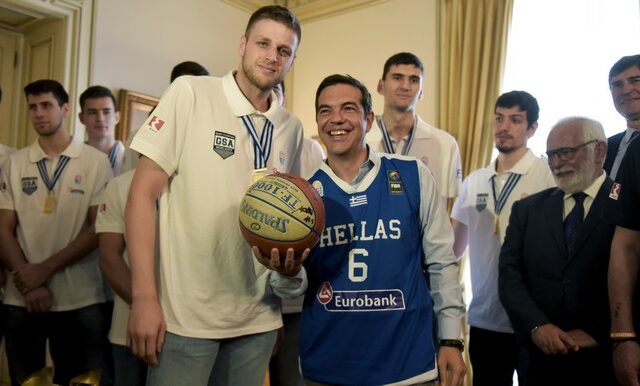 Ο Τσίπρας φόρεσε φανέλα της εθνικής μπάσκετ