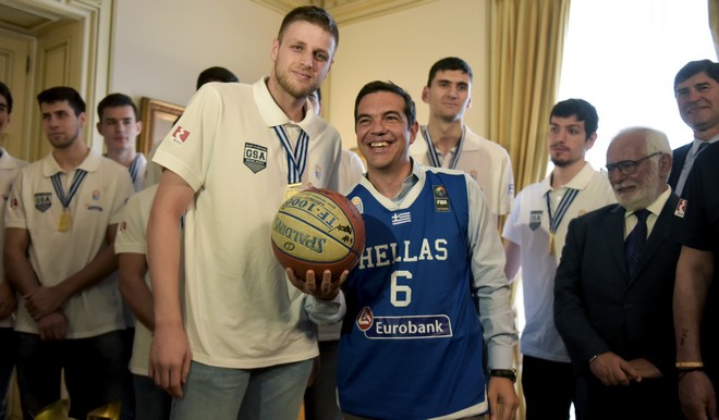 Ο Τσίπρας φόρεσε φανέλα της εθνικής μπάσκετ