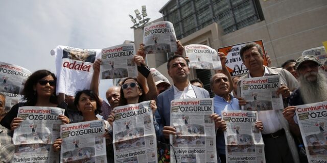 Τουρκία: Αποφυλακίζονται επτά δημοσιογράφοι της εφημερίδας Τζουμχουριέτ