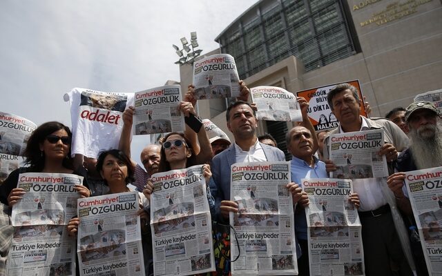 Τουρκία: Αποφυλακίζονται επτά δημοσιογράφοι της εφημερίδας Τζουμχουριέτ