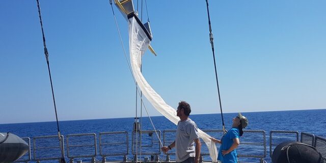 Οργώνει τις ελληνικές θάλασσες το Rainbow Warrior 3: Γεμάτη μικροπλαστικά η επιφάνεια