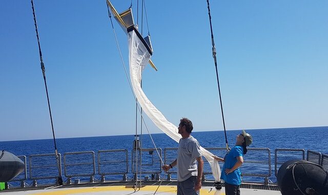 Οργώνει τις ελληνικές θάλασσες το Rainbow Warrior 3: Γεμάτη μικροπλαστικά η επιφάνεια