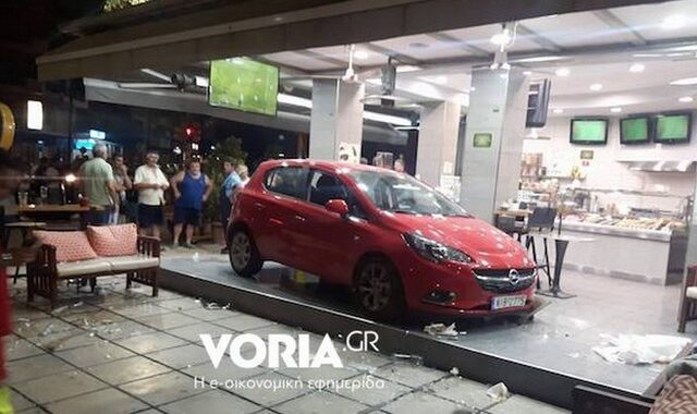 Αυτοκίνητο ‘μπούκαρε’ σε κρεπερί στη Θεσσαλονίκη
