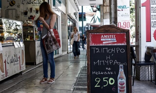 Οι μισοί νέοι τα βγάζουν πέρα με τα χρήματα της οικογένειας