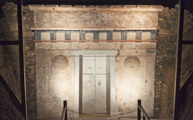 Αφρικανή ψέκασε με σπρέι 11 επιτύμβιες στήλες στο Μουσείο της Βεργίνας