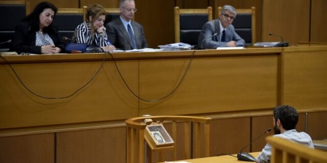 Δίκη Χρυσής Αυγής: ‘Οι επικεφαλής δίνουν εντολές με νεύματα’