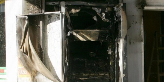 Ανατίναξαν ΑΤΜ στην είσοδο σουπερμάρκετ- Έφυγαν χωρίς λεφτά και άφησαν συντρίμμια