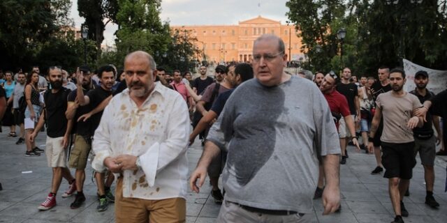Πέταξαν νερά και καφέδες σε Φίλη και Ξυδάκη