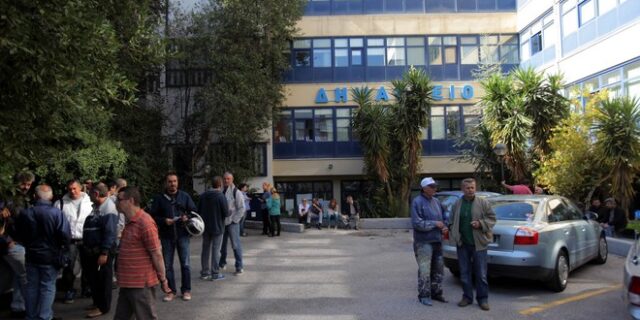 Μέλη του Ρουβίκωνα προκάλεσαν φθορές στο Δημαρχείο Ζωγράφου