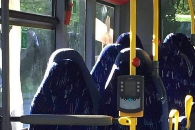 Ακροδεξιοί μπέρδεψαν άδεια καθίσματα λεωφορείου με γυναίκες που φορούν μπούρκα