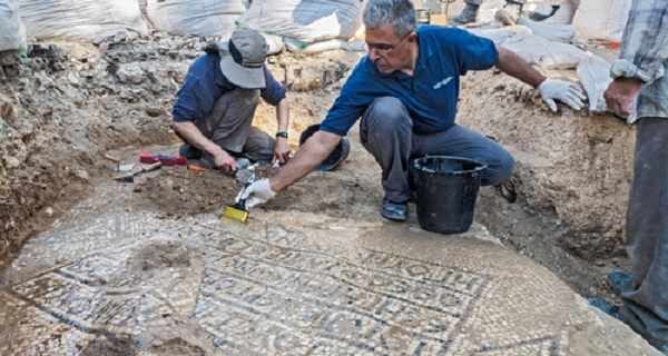 Παλιά Πόλη Ιερουσαλήμ: Ανακάλυψαν αρχαίο μωσαϊκό με ελληνική επιγραφή, ηλικίας 1.500 χρόνων