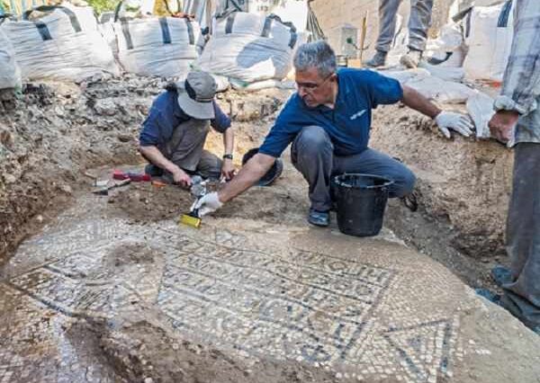 Παλιά Πόλη Ιερουσαλήμ: Ανακάλυψαν αρχαίο μωσαϊκό με ελληνική επιγραφή, ηλικίας 1.500 χρόνων