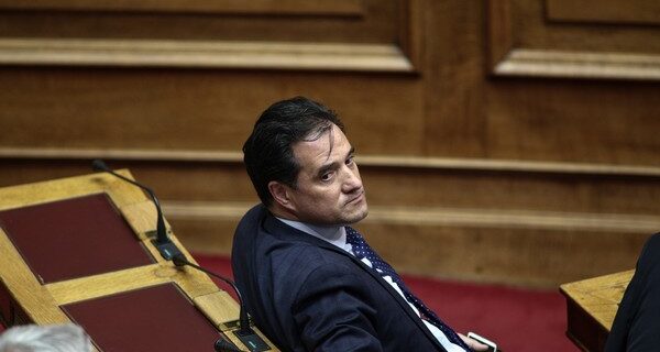 Η ξεχωριστή παρέα του Άδωνι στη Βουλή