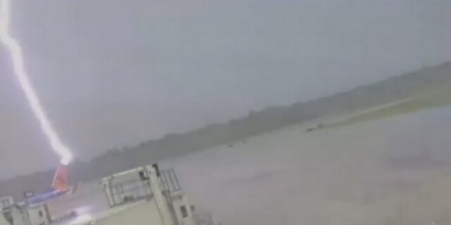 Σοκαριστικό βίντεο: Κεραυνός χτυπά υπάλληλο αεροδρομίου