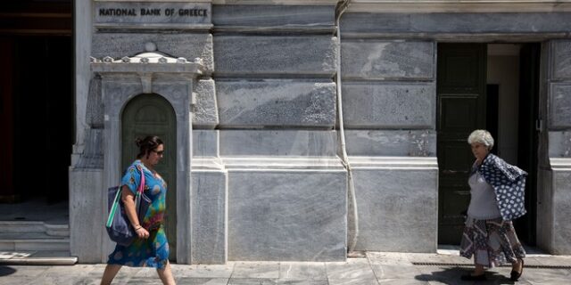 Νοικοκυριά και επιχειρήσεις ξανακαταθέτουν στις τράπεζες