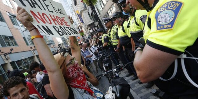 ‘Δεν υπάρχει θέση για το μίσος’. Απάντηση σε Τραμπ από χιλιάδες πολίτες στη Βοστόνη
