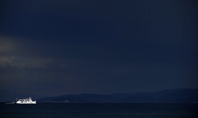 Ξαφνικά ‘φθινόπωρο’: Πού θα σημειωθούν βροχές και καταιγίδες