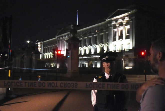 Έρευνα για τρομοκρατία μετά την επίθεση έξω από το Μπάκιγχαμ