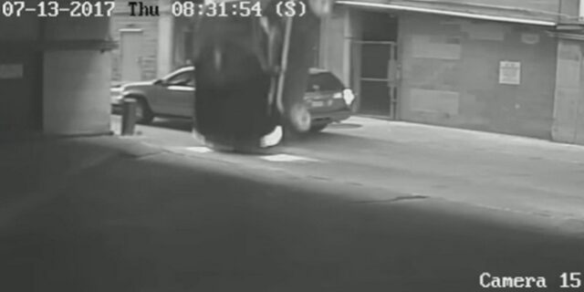 Αυτοκίνητο ‘σκάει’ από τον έβδομο όροφο. Η οδηγός μπέρδεψε γκάζι και φρένο