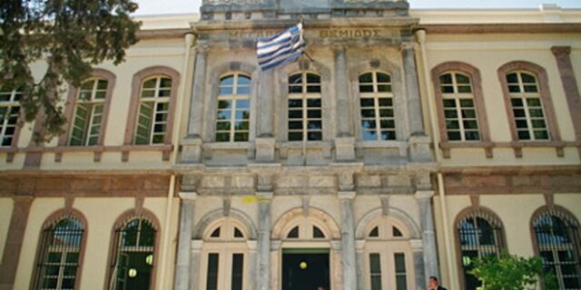 Εμπρηστική επίθεση στην είσοδο του δικαστικού μεγάρου Μυτιλήνης